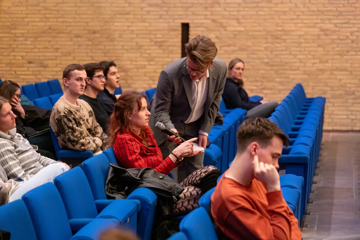 Jerre Maas laat de zaal meedenken tijdens MaakTalk