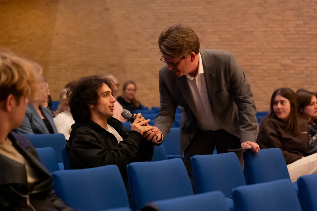 Jerre Maas kijkt de zaal in tijdens MaakTalk