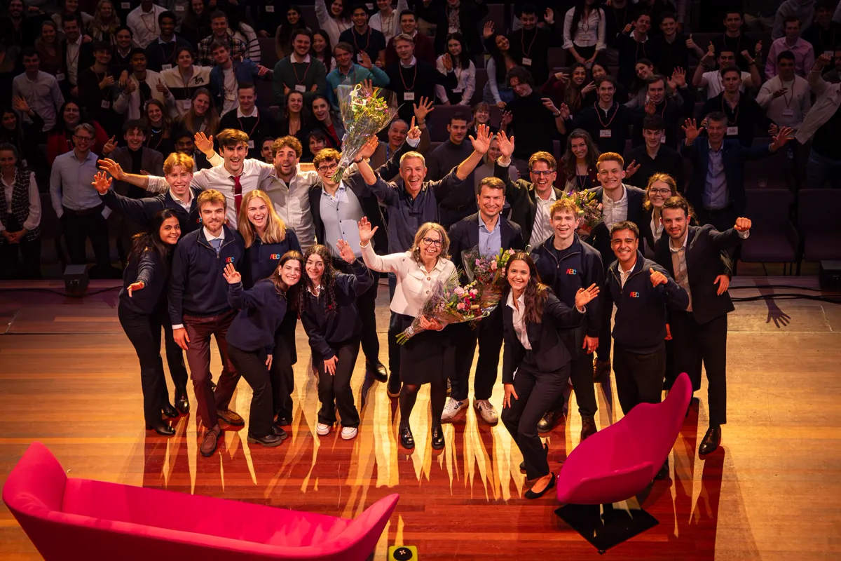Groepsfoto van de zaal met Jerre Maas bij The Road