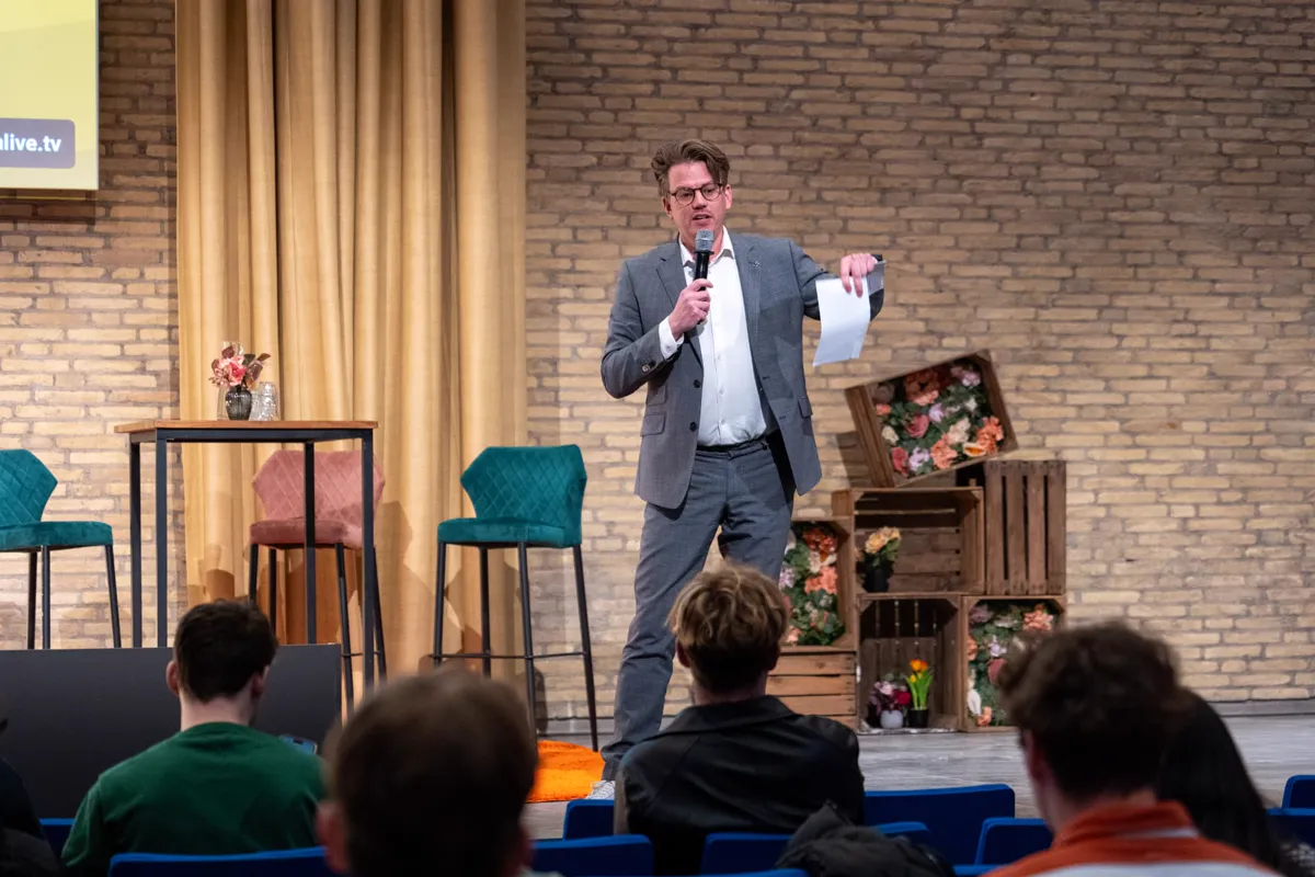 Jerre Maas presenteert voor een scherm tijdens MaakTalk