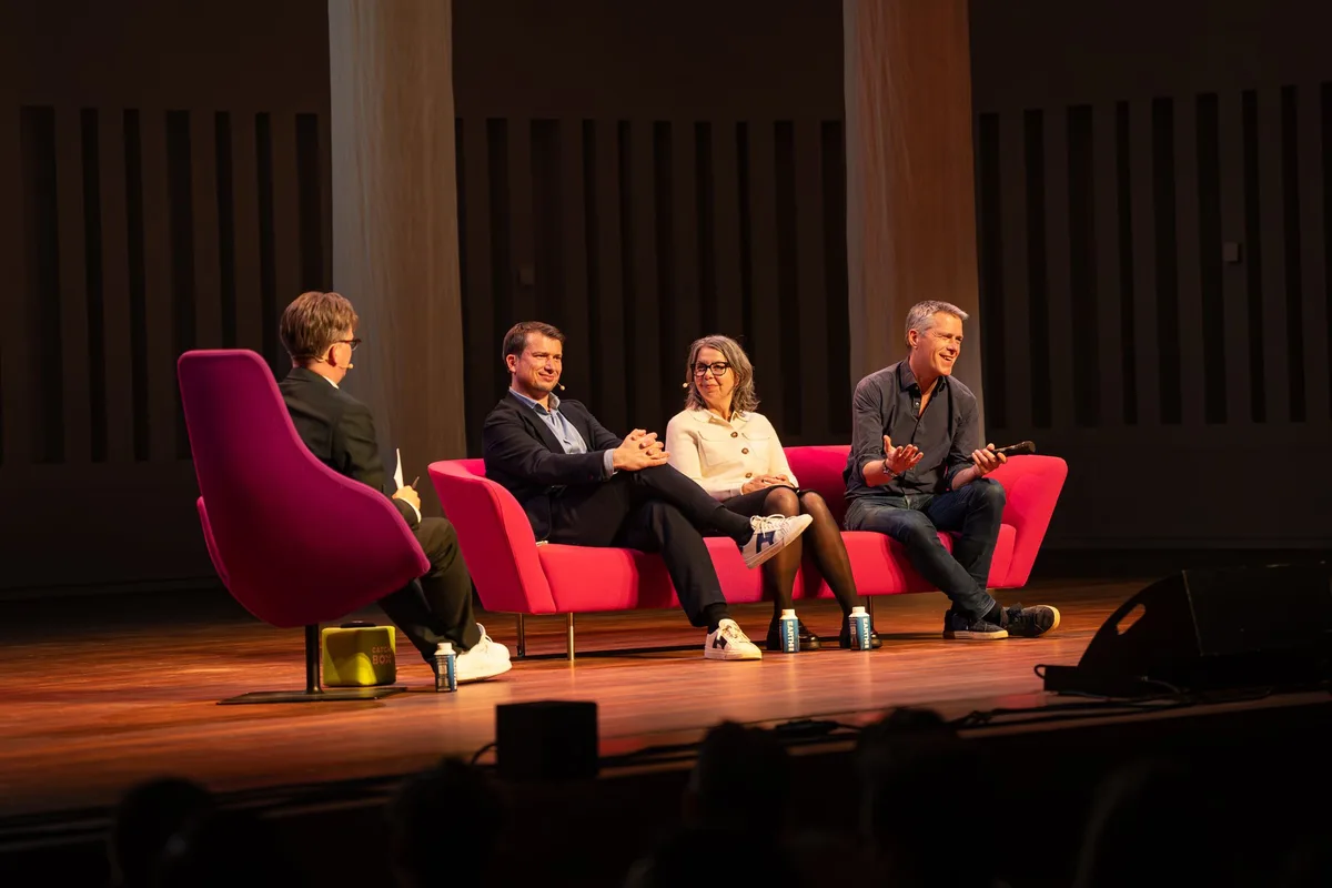 Jerre Maas modereert een panelgesprek bij The Road